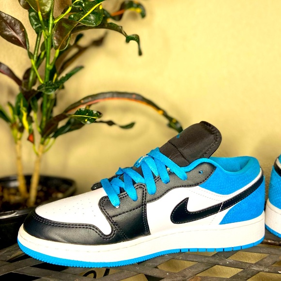 Jordan 1 Low Laser Blue (GS) - Picture 8 of 10
